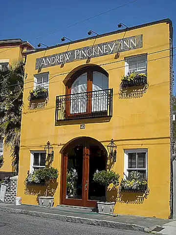 2. ¿Es necesario hacer una reserva previa en los albergues del Camino del Sureste?