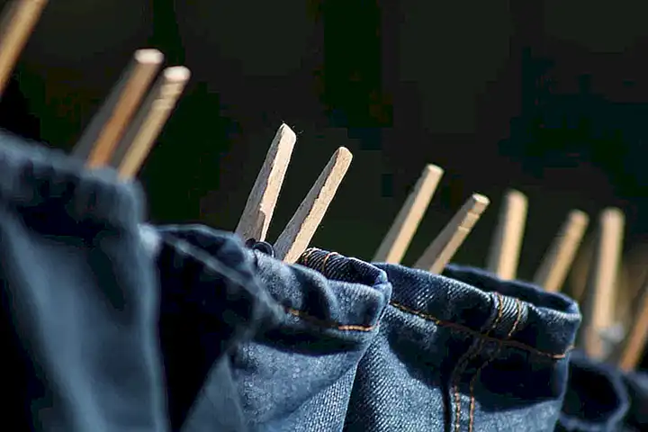 Busca albergues que ofrezcan servicios de lavandería para poder lavar tu ropa durante el camino