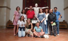 cocina solidaria en albergues compartiendo alimentos con peregrinos necesitados