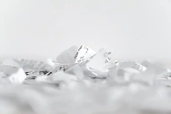 ¿Cómo afecta la política de cancelación a los huéspedes y a los albergues públicos?