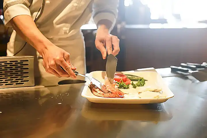 Considera albergues con cocina para poder preparar tus propias comidas
