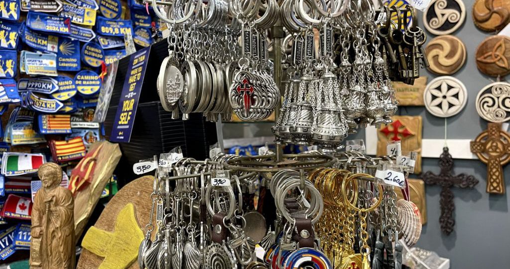 descubre los souvenirs religiosos que puedes encontrar en el camino