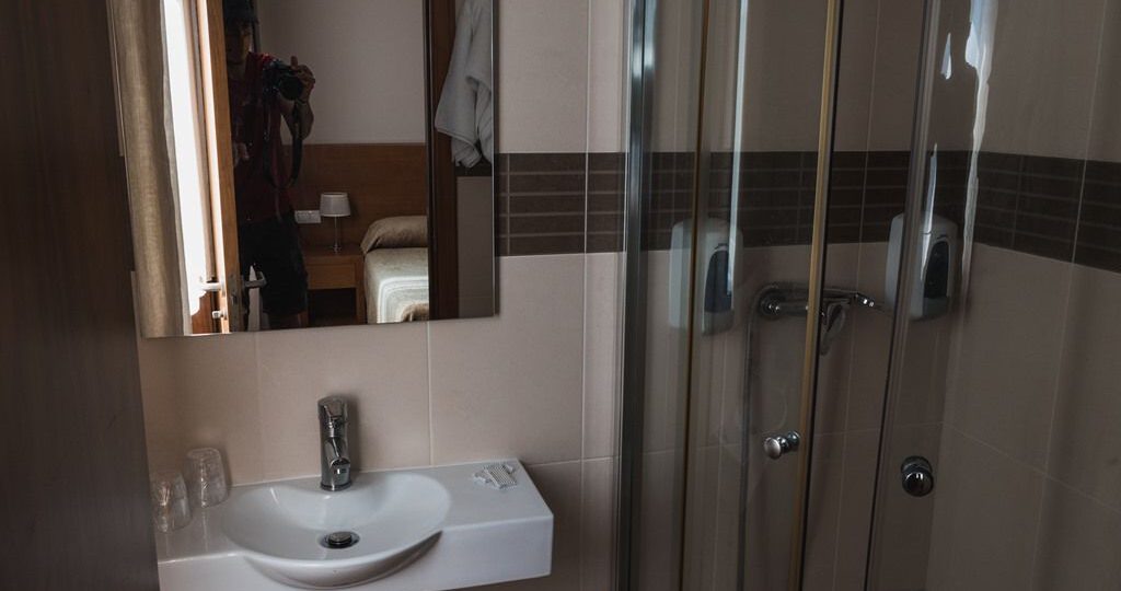 duchas de agua caliente en albergues del camino de santiago comodidades esenciales