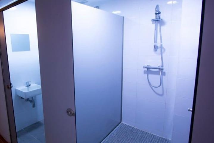 duchas de agua caliente en albergues del camino de santiago