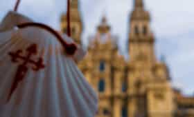 el simbolismo de la cruz de santiago en el camino fe y proteccion