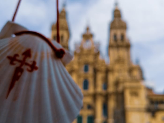el simbolismo de la cruz de santiago en el camino fe y proteccion