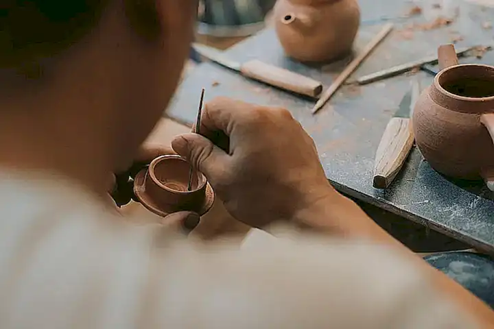 Historias de artesanos locales y sus técnicas tradicionales