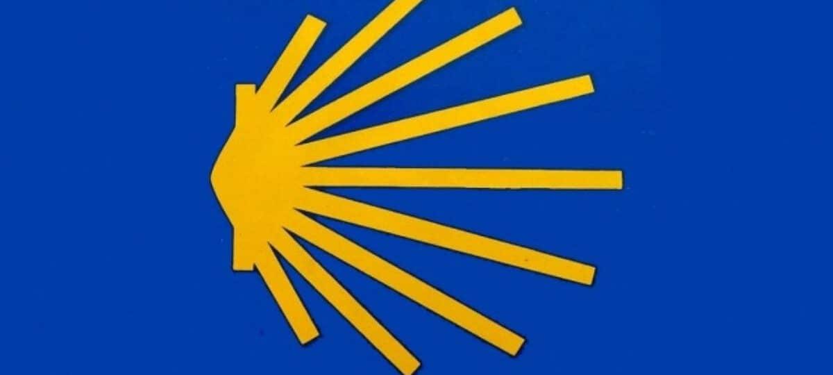 que significa la flecha azul en el camino de santiago