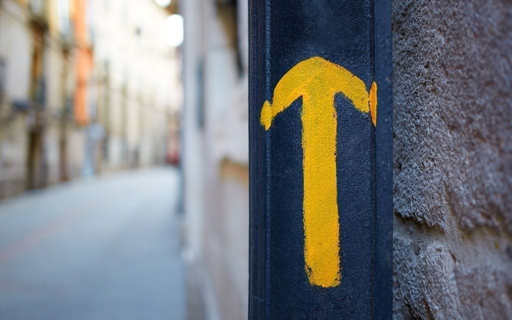 Qué significan las flechas amarillas en el Camino de Santiago